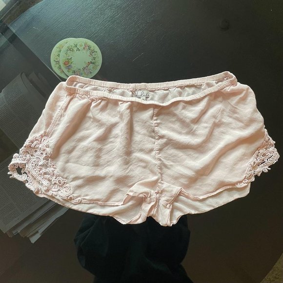 Aritzia Talula light pink small pyjama short with lace applique - Picture 1 of 2